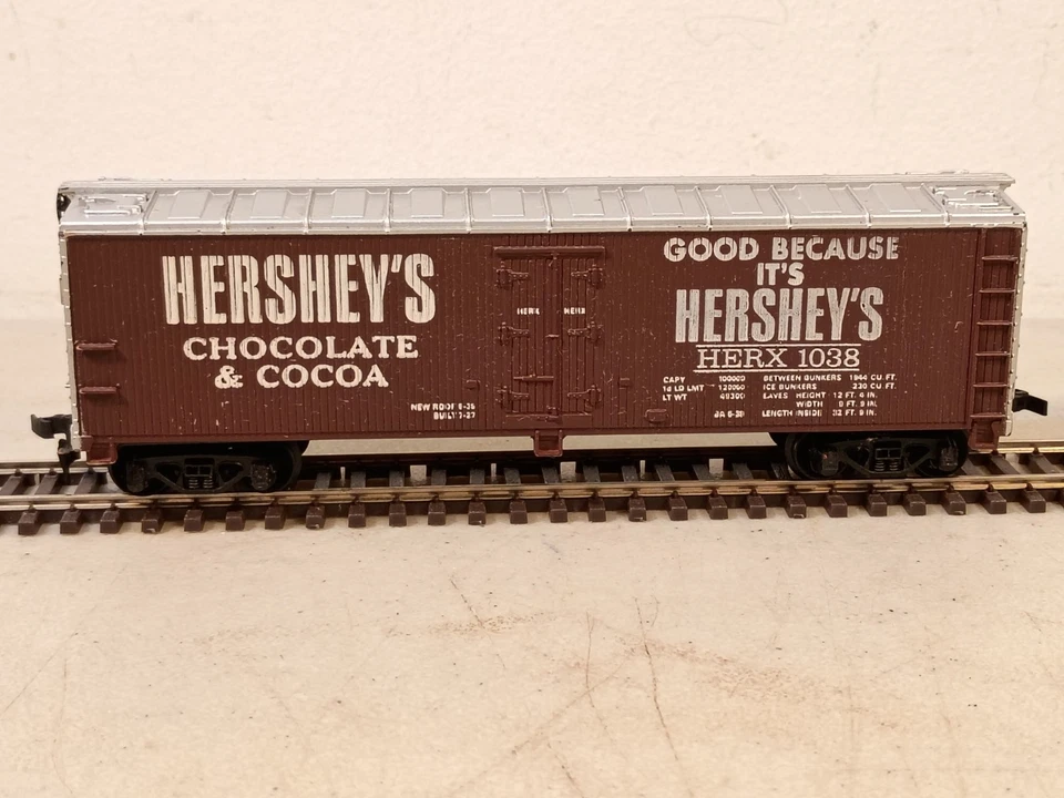 Tyco HO Scale Hershey's Chocolate & Cocoa HERX 1038 40' Boxcar Reefer - Image 3 of 4