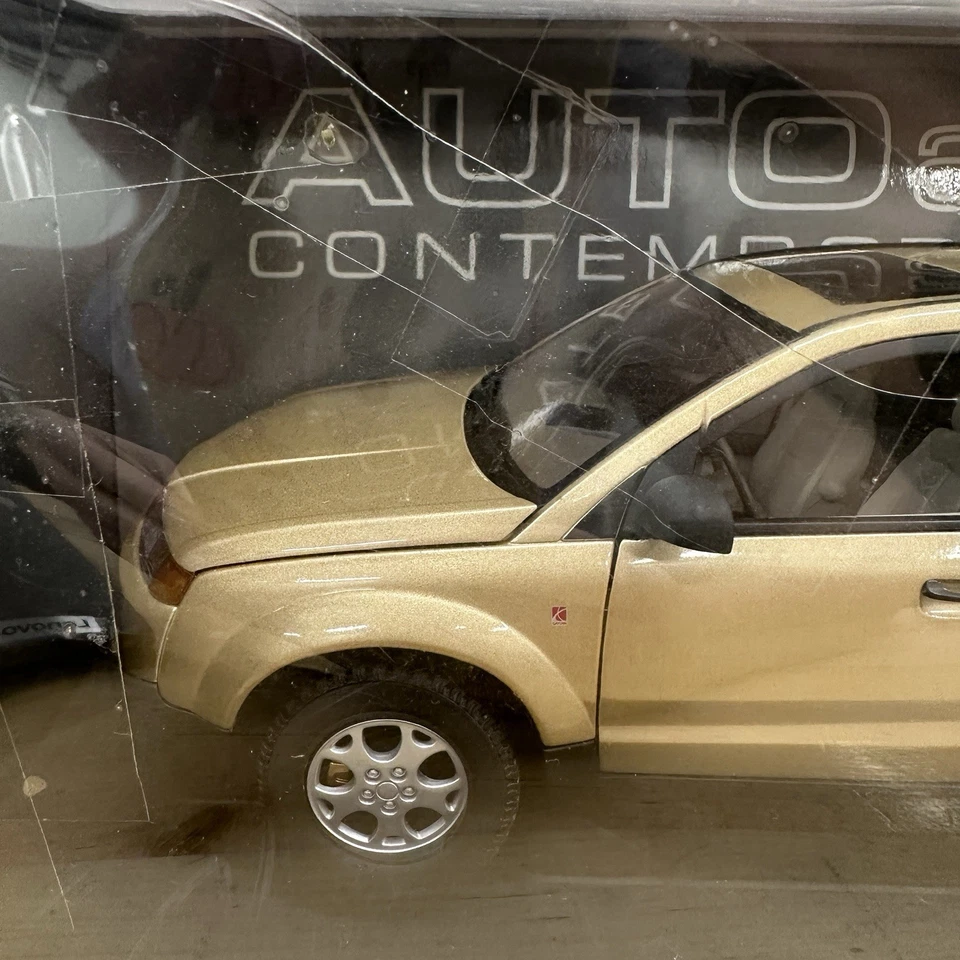 AutoART 1/18 2002 Saturn VUE Diecast Car Gold New, Damaged Box Only - Image 4 of 4