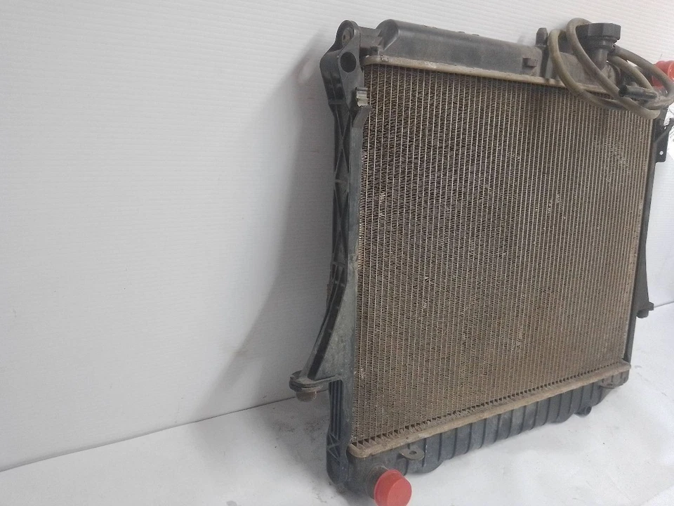 Radiator from 2006 Chevrolet Colorado Manual Transmission 11515232 - Image 2 of 4