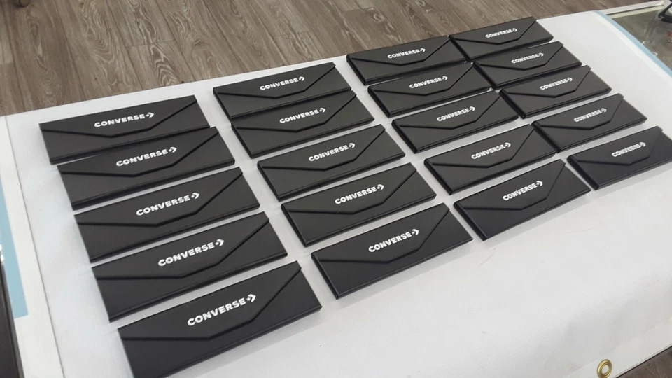 Granel de 20 gafas Converse estuche triangular plegable NUEVO negro pirámide Foto 2 de 4