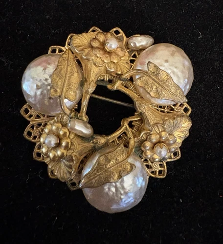 Vintage Baroque Pearl Gold Tone Flower & Leaf Pin Brooch: Miriam Haskell
