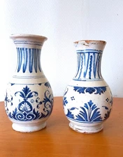Paire de vases en faïence : Nevers XVIIIème siècle.