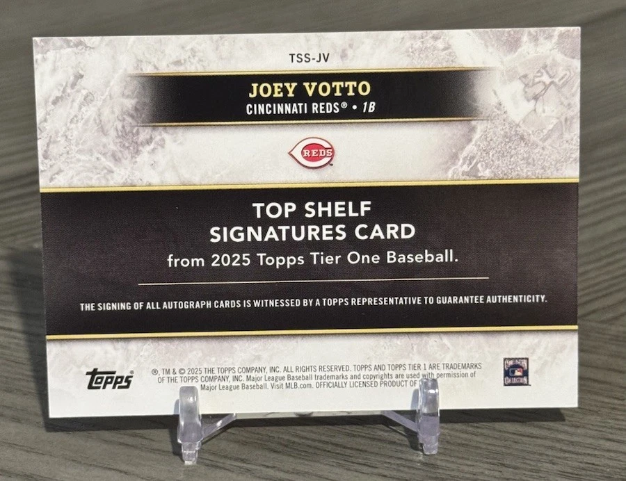 2025 Topps Tier One Joey Votto “Top Shelf” en tarjeta automática/15 rojos coincidencia de colores 🔥 Foto 2 de 2