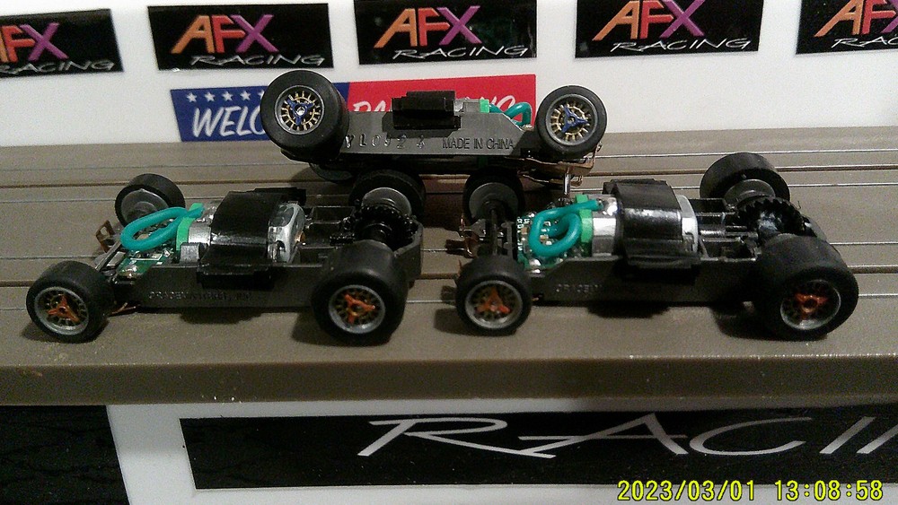 AFX Racing H.O. Scale Mega G+ 1.5 Wide Gold Rims with Red Blue Spinners