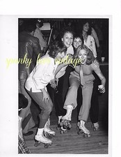 Vtg Celeb Photo Penny Marshall Jean Stapleton Cindy Williams Joan Hackett skates