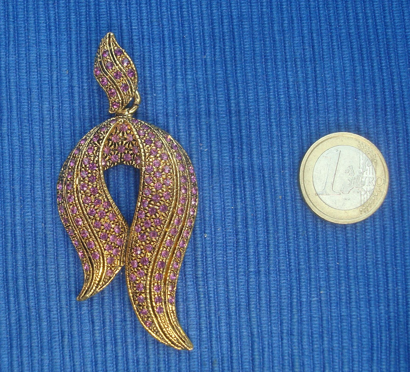 Pendentif métal doré B26D avec strass violets pour raviver un collier terne