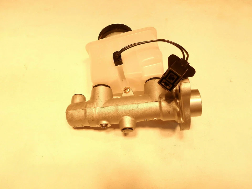 Cilindro maestro de freno para Mazda 323 Protege Ford Escort y Mercury Tracer Foto 2 de 2