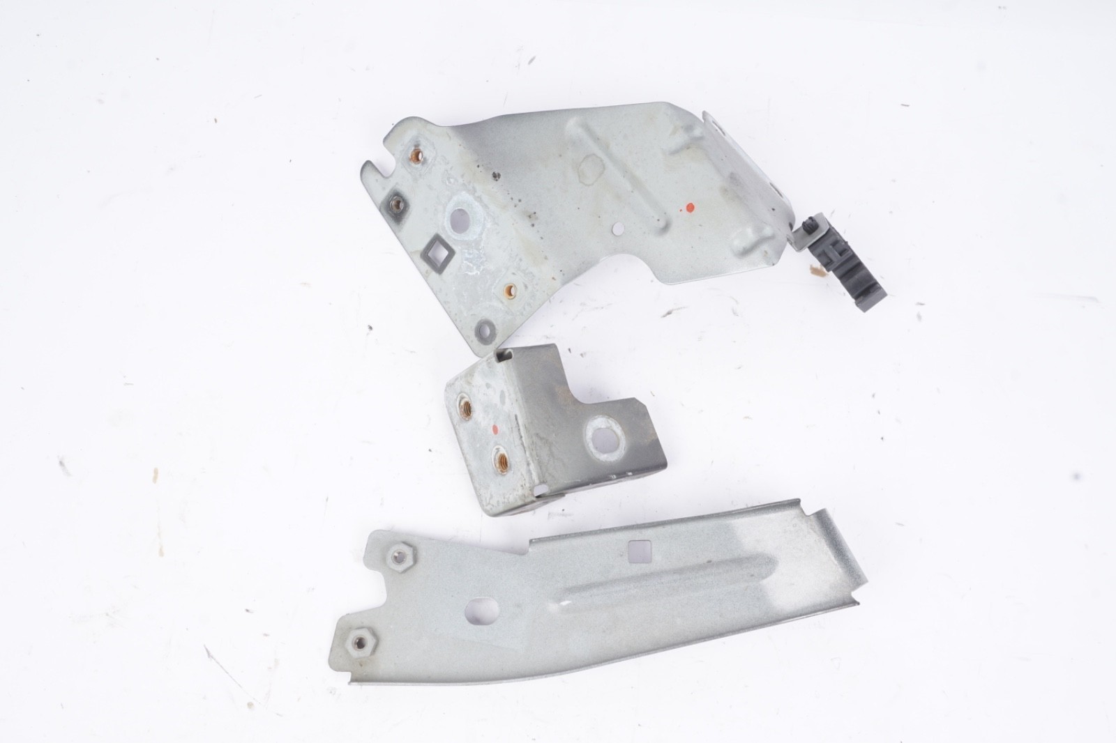 2014-2020 MASERATI GHIBLI FRONT LEFT FENDER LOWER MOUNT SUPPORT BRACKET OEM