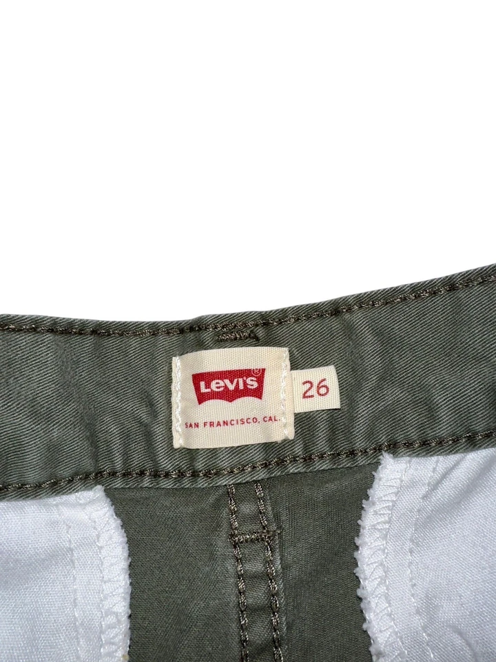 Pantalones cortos chinos Levi’s para mujer frente plano talla 26 verde Foto 3 de 4