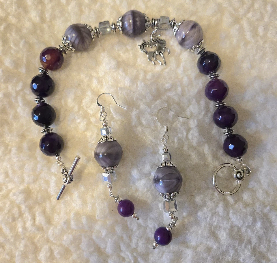 Pulseira e brincos artesanais de ágatas tingidas de roxo com vidro tcheco - Imagem 4 de 4
