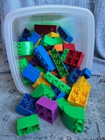 2004 LEGO QUATRO PRESCHOOL BUILDING BLOCK SET 5357 68 Piece Set With Container