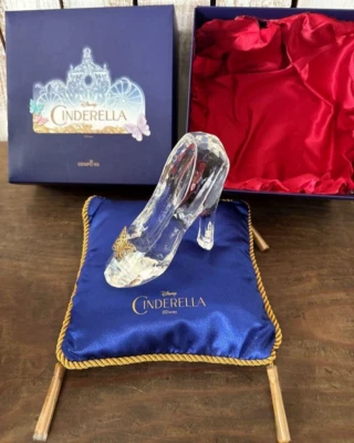 Ensemble coussin bleu pantoufle en verre Cendrillon Telegram Disney Limited P... - Photo 1/4