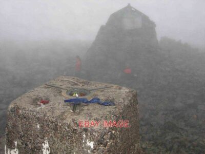 FOTO GIPFEL VON BEN NEVIS IN GRAUSAMER SICHT EIN PAAR WANDERER WANDERN HERUM D
