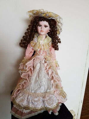 POUPEE DE COLLECTION EN PORCELAINE 45 cm très bon états avec son socle 