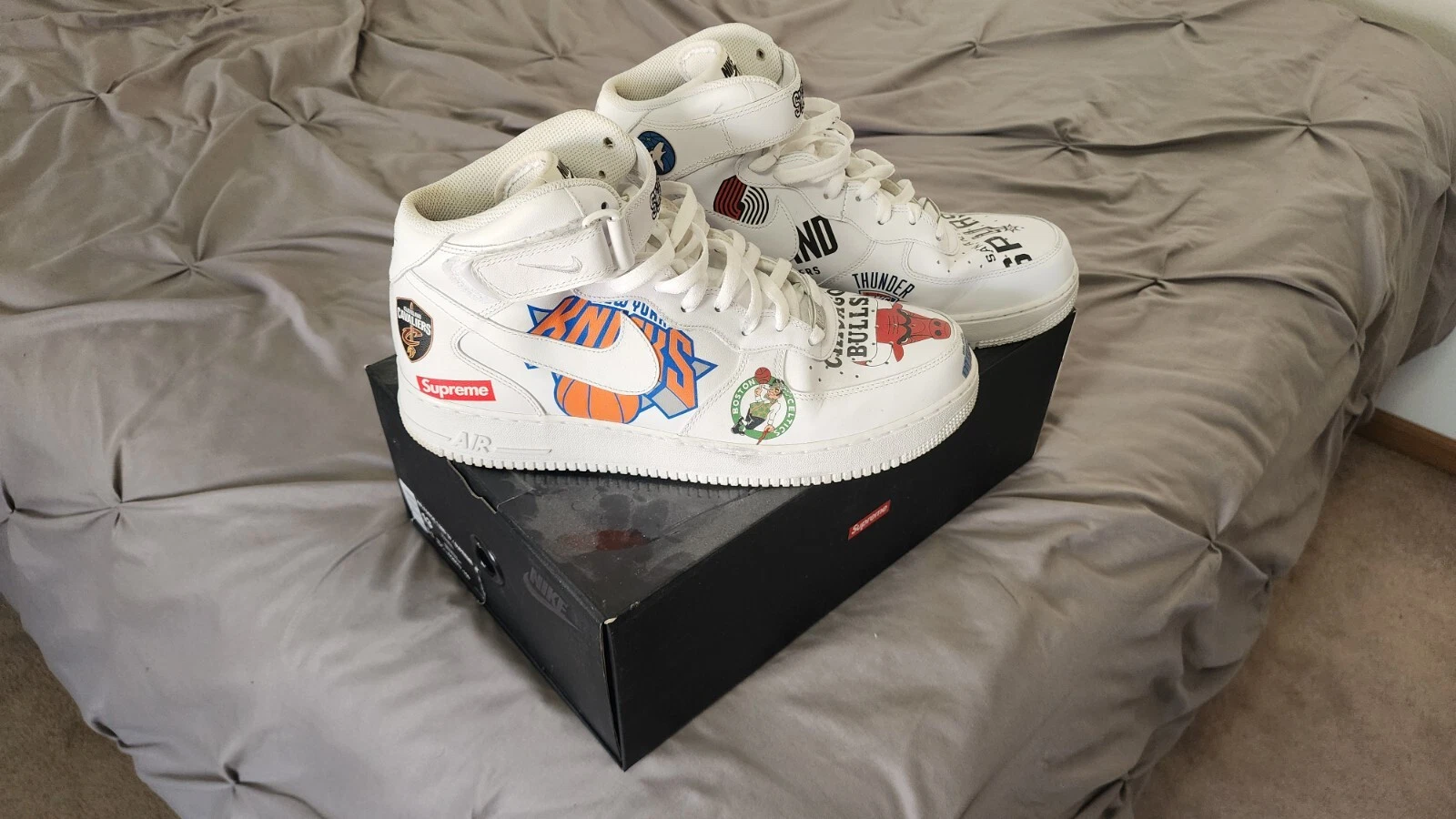 Taille 13   Nike Supreme x NBA x Air Force 1 Mid Blanc