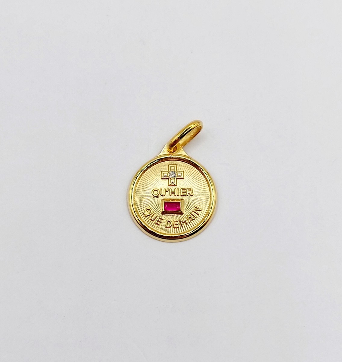 Médaille D'Amour 'Plus Qu'hier, Moins Que Demain' AUGIS - Or 18k Émeraude Synthétique & Diamants - Collier