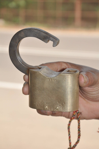 Vintage Brass Handcrafted Prahladdas Bhagwandas Unique Shape Solid Padlock - Picture 7 of 8