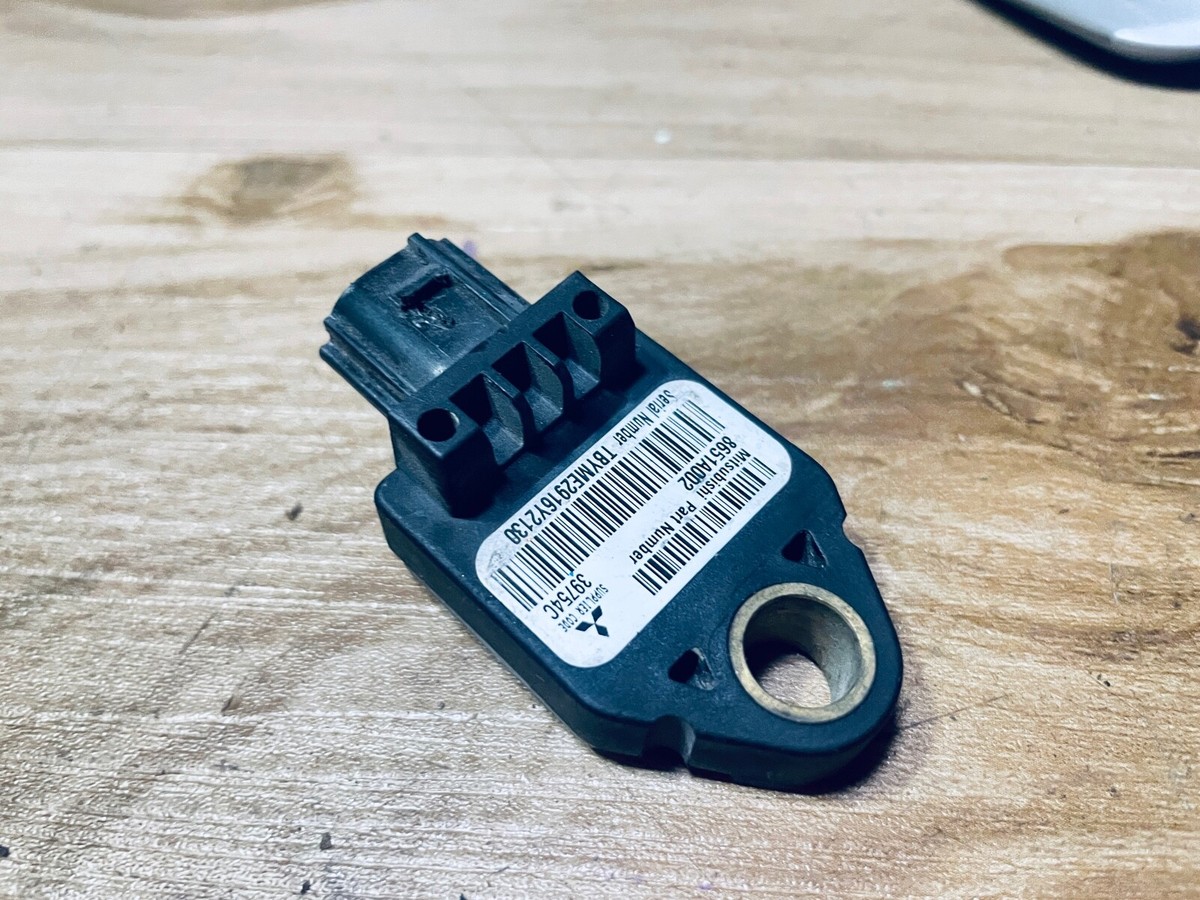 Mitsubishi 90980-12490 front impact crash sensor 8651a002 Mitsubishi 90980-12490 front impact crash sensor 8651a002