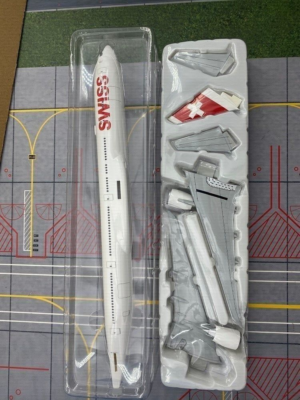 37CM 1:200 Hogan Swiss Boeing 777-300er Airplane ABS Plastic