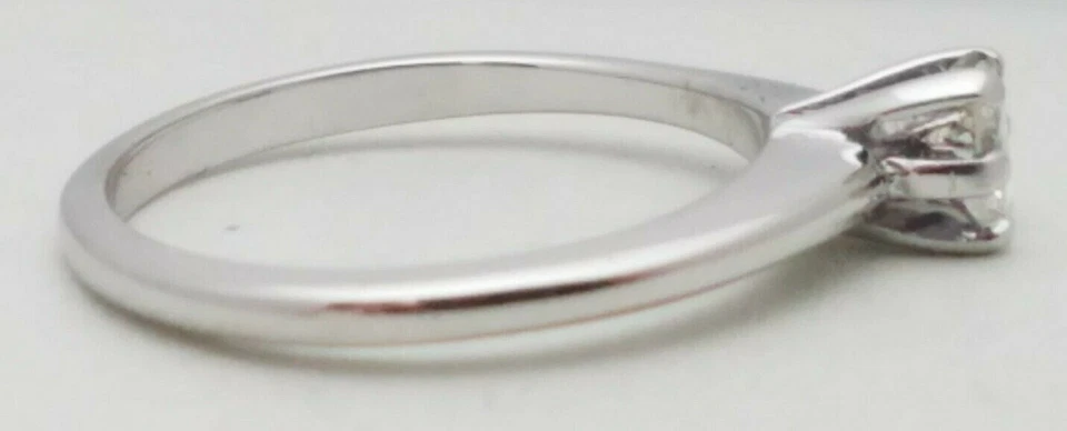 New 14kt white gold oval diamond solitaire ring .25 1/4 carat in size 5.5 - Image 4 of 4