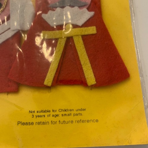 (4) Felt British Soldier Finger Puppets Toys 3 to 4” Tall Red White Blue NEW - Picture 5 of 9