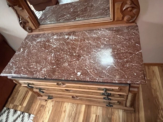 Antiguo tocador victoriano de nogal burled, tapa de mármol rojo y espejo Foto 3 de 4