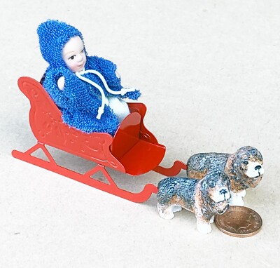 Puppenhaus Kind im roten Metallschlitten mit Hunden Maßstab 1:12 Weihnachten Tumdee