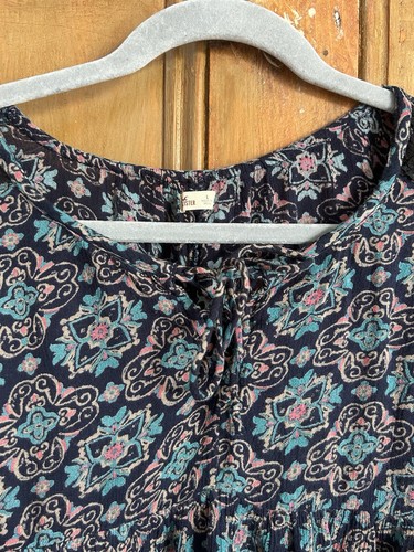Size Large Hollister Women’s Navy Floral Embroidered Blouse Long Sleeve Top - Picture 4 of 9