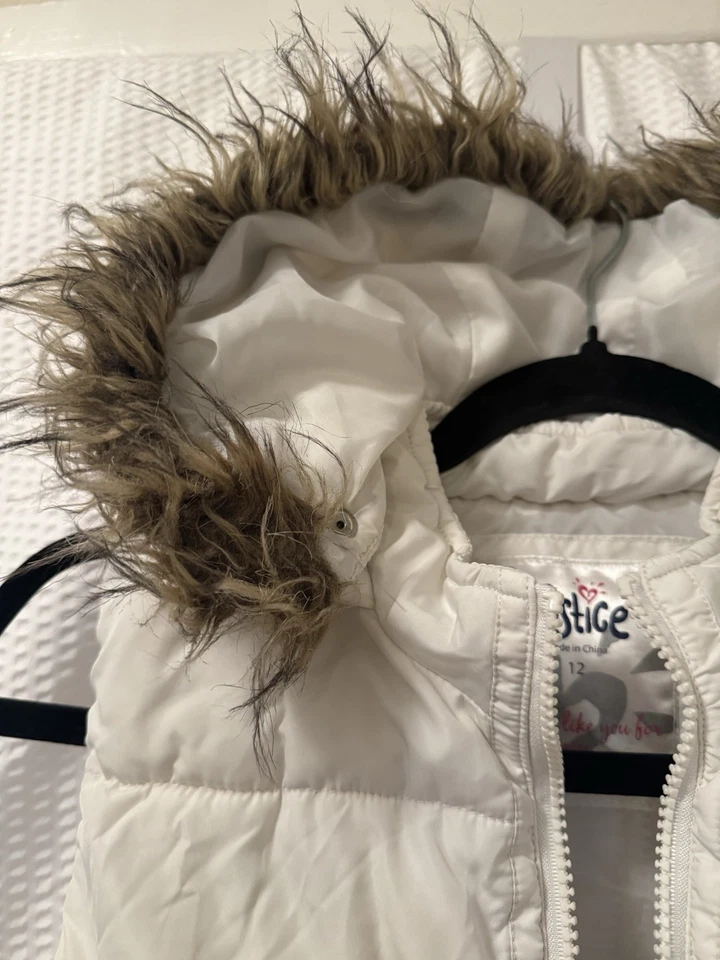 Chaleco acolchado Justice talla 12 blanco con capucha extraíble piel sintética excelente estado cálido Foto 2 de 4