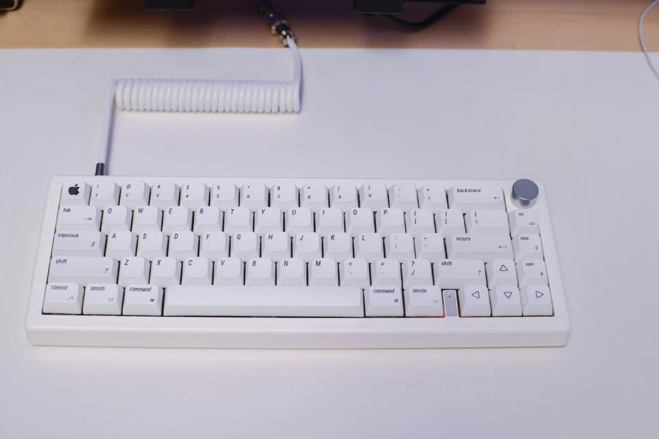 Custom Modded mechanical keyboard GMK67 65 Lubed Switches Apple Themed hot-swap - Image 4 of 4