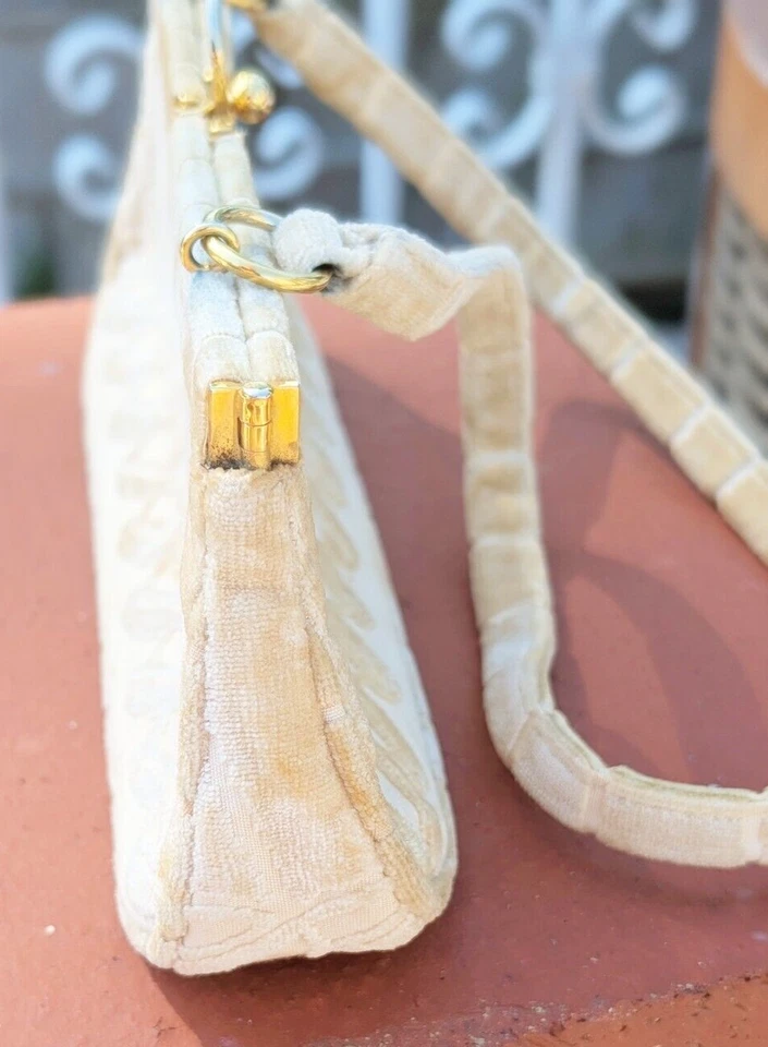 Vintage 1960s Roberta Di Camerino Ivory Beige Velvet Purse Clutch Bag GT Hardwar - Image 4 of 4