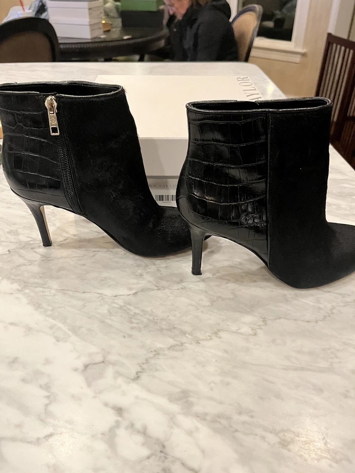 Zapato botín Ann Taylor talla 6 negro de piel de becerro Robyn y cuero en relieve $248 Foto 2 de 4