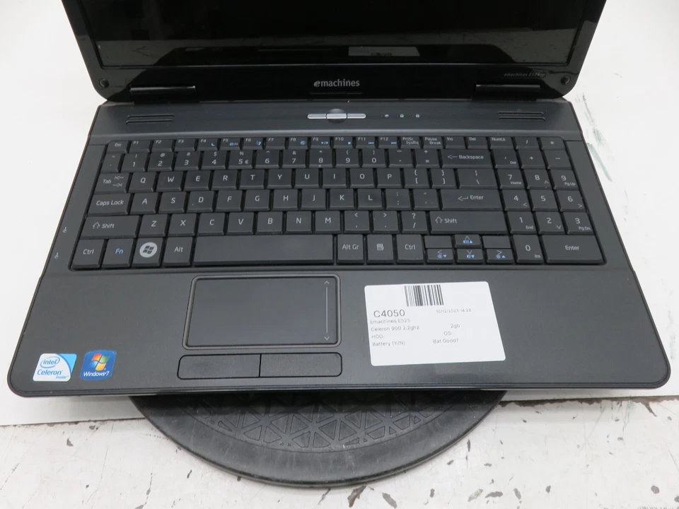 Ноутбук eMachines E525 Intel Celeron 2 ГБ Ram без жесткого диска или аккумулятора - повреждение экрана - Изображение 3 из 4