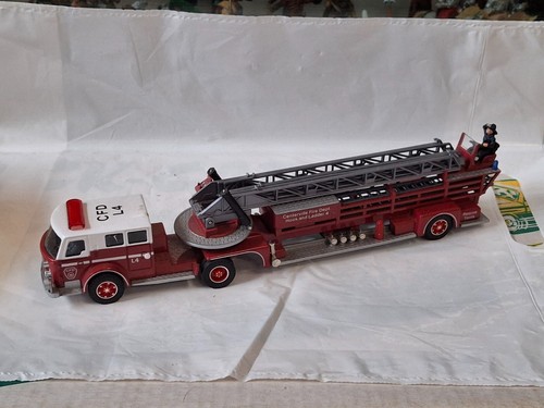Corgi. (China) Mack Aeriel Fire Truck American la France rot/weiss - Bild 2 von 5