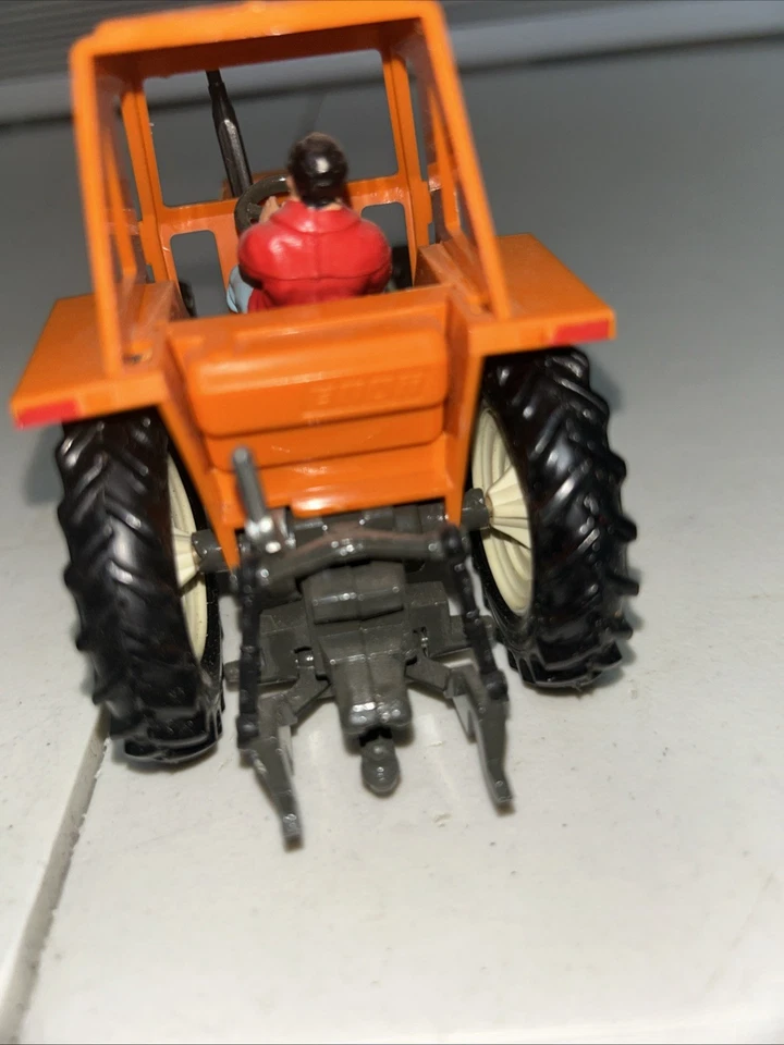 Vintage  Britains Fiat 880DT farm tractor toy, 1/32 Scale and driver figure - Image 4 of 4