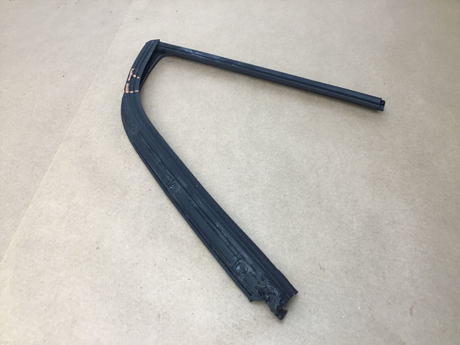 Aston Martin DB9 GT 2016 Rear Left Quarter Glass Weatherstrip Seal 13-16 ;:Y