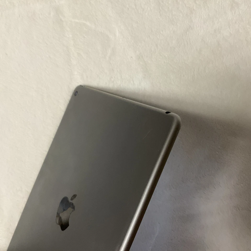 Apple iPad Air 2 -9.7in - 64GB - (WIFI ) - Unlocked - Image 4 of 4