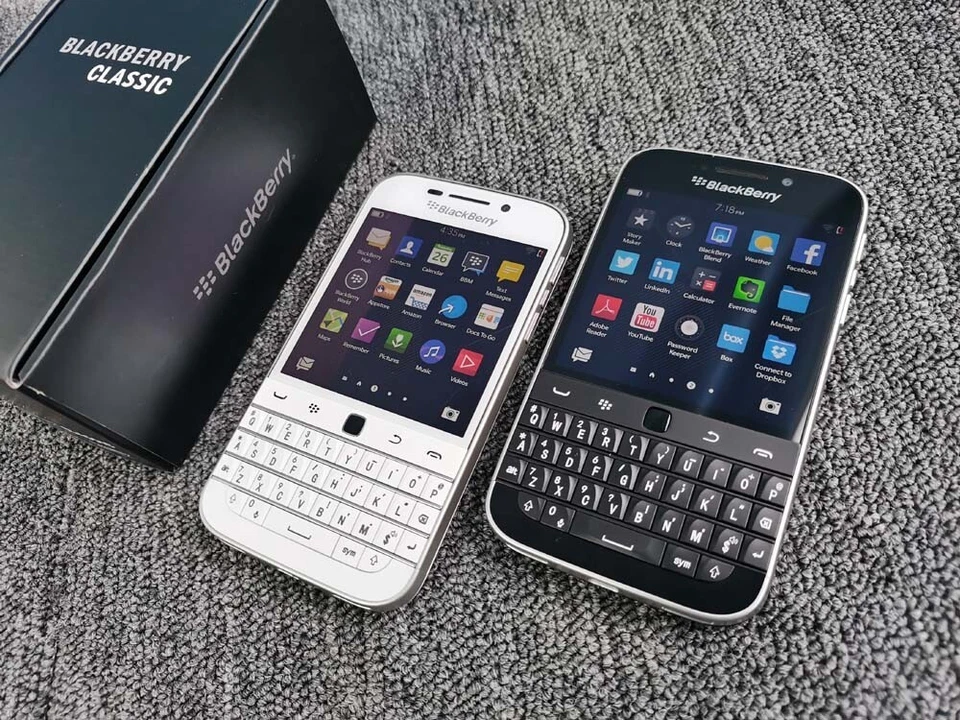 Teléfono inteligente con teclado BlackBerry Classic Q20 (SQC100-2) 16 GB desbloqueado GSM 4G LTE Foto 2 de 4