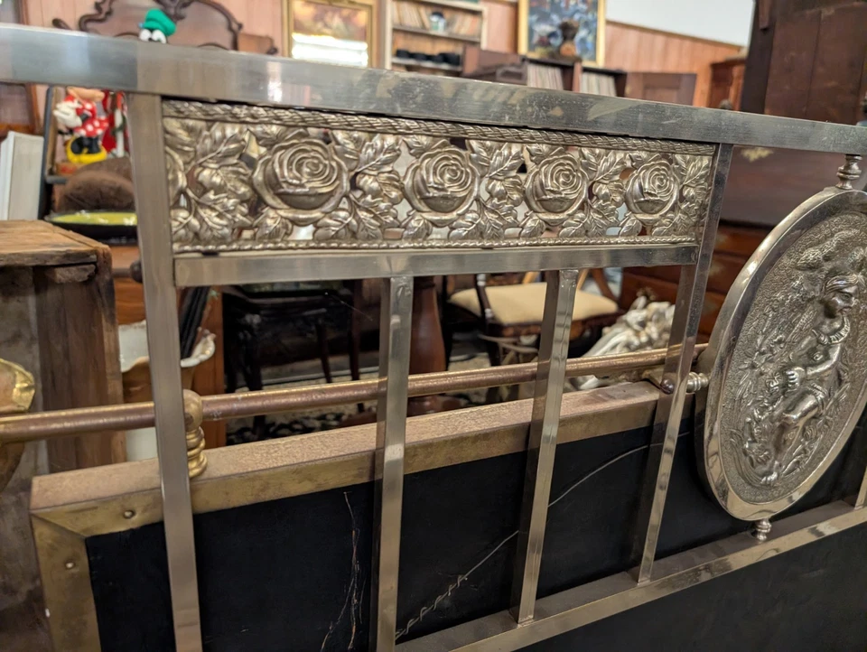 Antigua cama victoriana Art Deco de metal niquelado con paneles de querubín ilustrados Foto 4 de 4