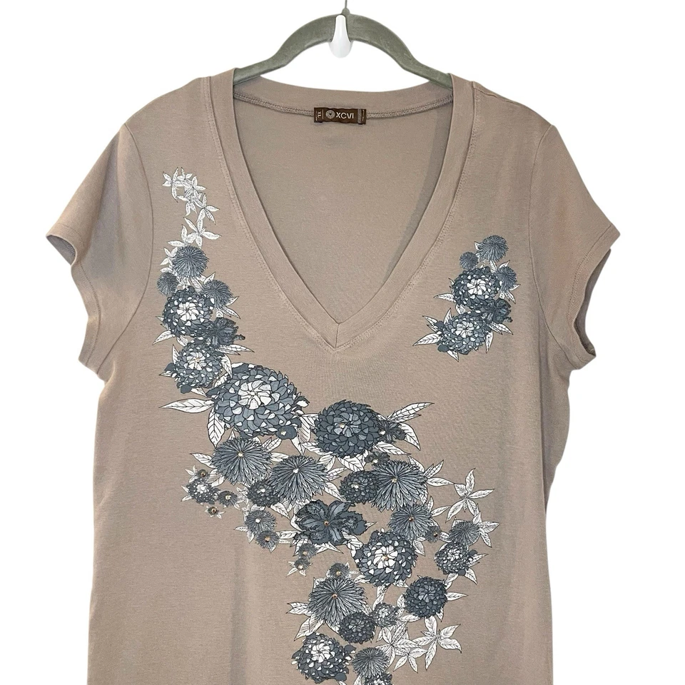 Camiseta XCVI Manga Corta Taupe Floral Tachonada Adornada Cuello en V Algodón Talla XL Foto 2 de 4