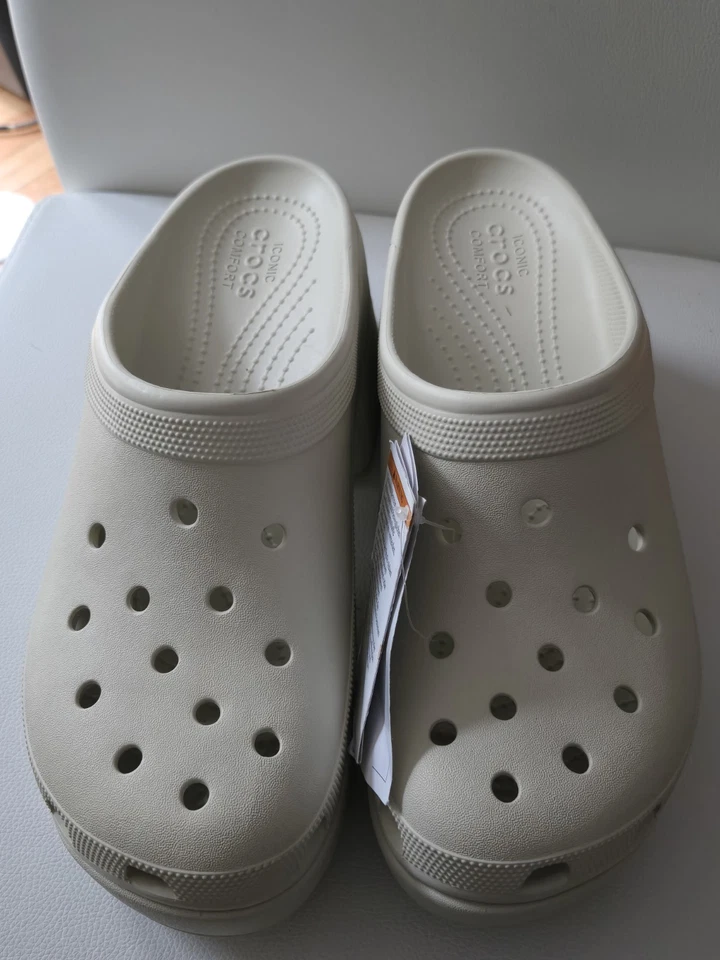 TAMANCO SIRENE CROCS Bege NOVO COM ETIQUETAS!  MSRP $74.99 TENDÊNCIA! M10 W12 - Imagem 2 de 4
