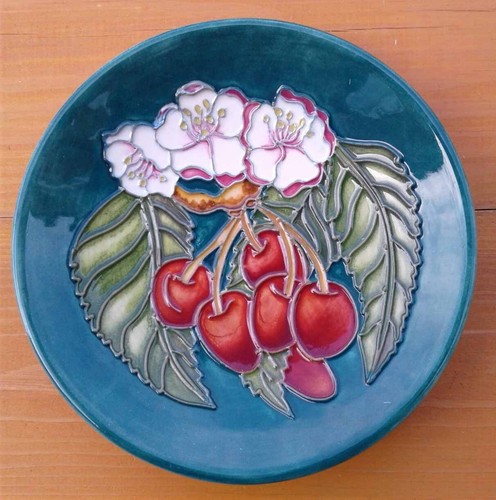 MOORCROFT “CHERRIES” PIN DISH - DEBBIE HANCOCK - BOXED. - Picture 4 of 10