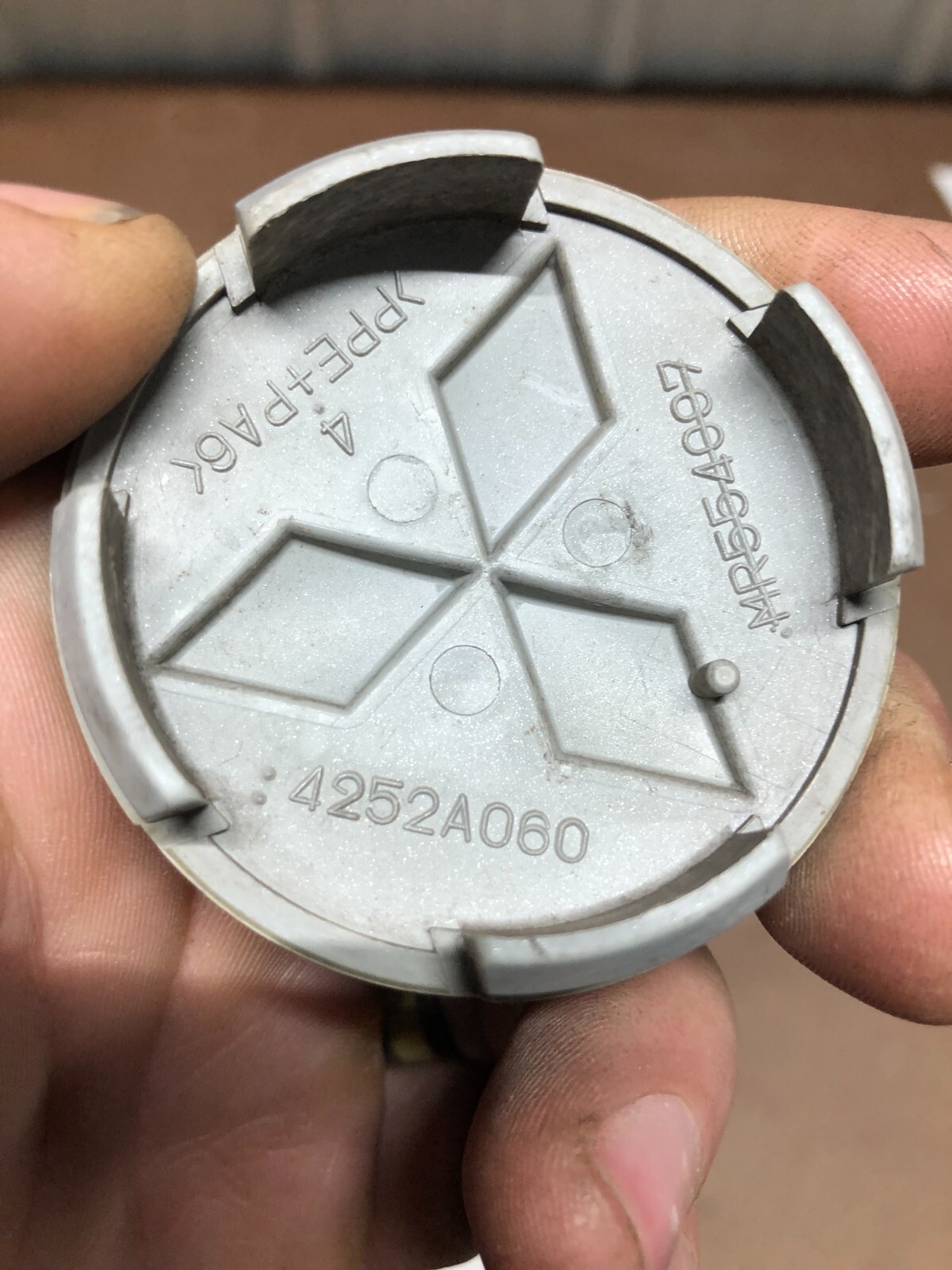 (1) MITSUBISHI ECLIPSE LANCER OUTLANDER WHEEL RIM HUBCAP CENTER CAP