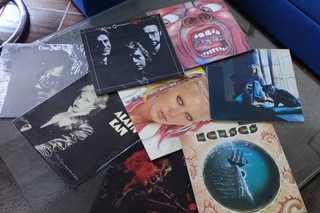 lot de8 vinyles 33 tours.king crimson kansas caloe king elton john...
