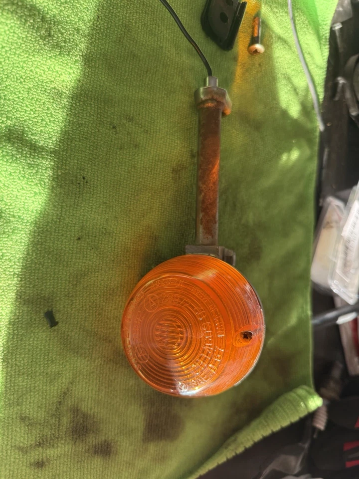 Señal de giro trasero izquierdo Honda CB 360 T 74’ con todo el hardware funcional Foto 3 de 4