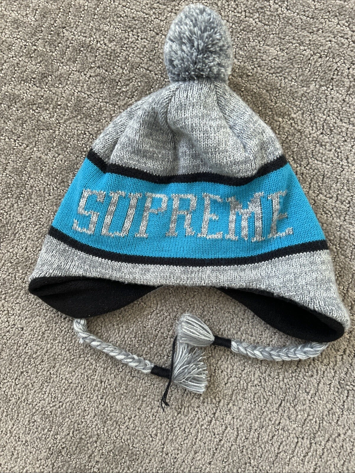 Bonnet Supreme gris et bleu avec cravates