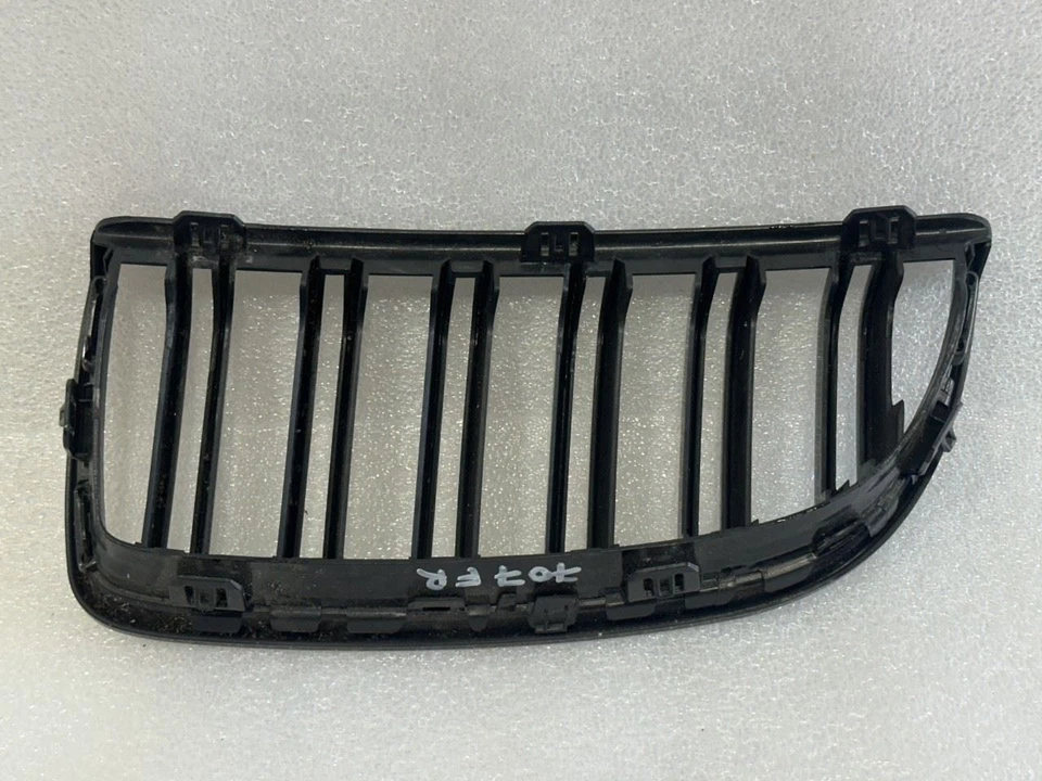 BMW 335i E90 2007 lado derecho del pasajero parrilla superior negra Foto 2 de 4