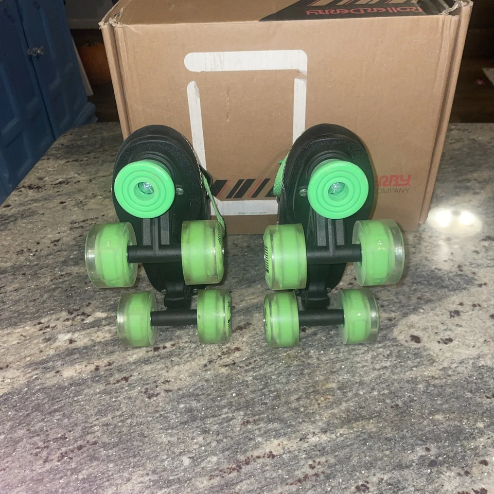 Roller Derby Firestar Boy’s Quad Skates Size 5 + Knee Pads Set w/ Box & Manual - Image 3 of 4