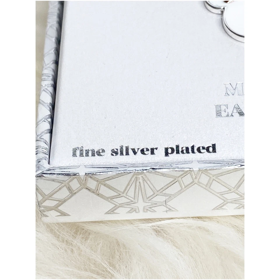 Collar colgante enchapado en plata de Mickey y Minnie Mouse de Disney hecho el uno para el otro Foto 3 de 4