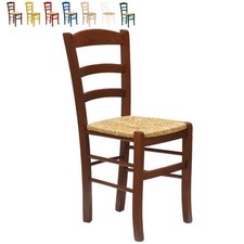 Bunte Holzstühle im Landhausstil für Küche mit geflochtener Sitzfläche